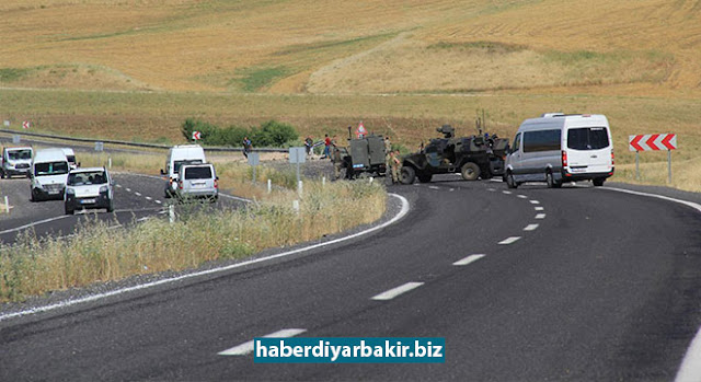 Diyarbakır Silvan'da askeri araca bombalı saldırı DİYARBAKIR-Diyarbakır'ın Silvan ilçesinde PKK tarafından önceden yola döşenen patlayıcı, askeri aracın geçişi sırasında infilak ettirildi.