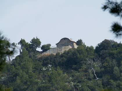 L'ermita de Sant Antoni a dalt del Montpedrós L'ermita de Sant Antoni a dalt del Montpedrós