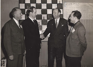 1947 - Ulvestad junto a los GM A. Dake (izq.) y G. Koltanowski (der.) Los ajedrecistas Ulvestad, A. Dake y G. Koltanowski en 1947