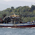 Ngư dân Philippines ném 'bom cháy' vào tàu chấp pháp TQ