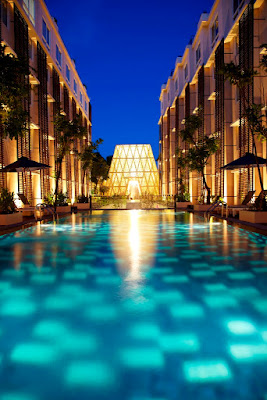 tampak hotel Ananta Legian Bali dari kolam renang