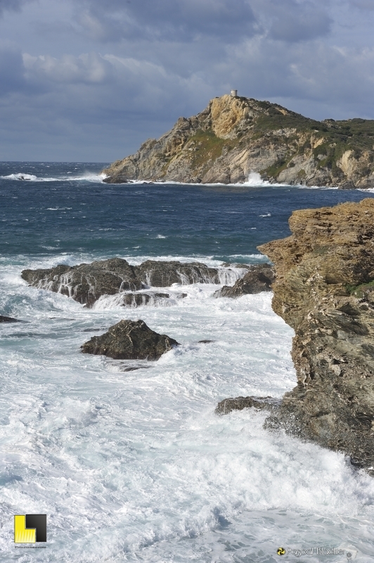 la mer s'écrase sur les rochers de l'ile de Gaou photo pascal blachier