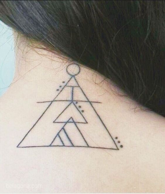 Chica con tatuajes de triángulos glifos