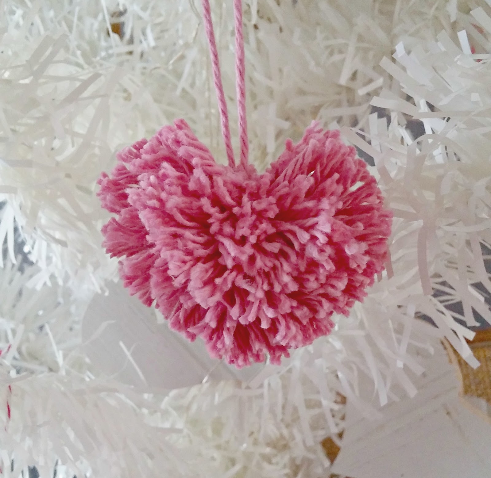 How to Use the Shaped Clover Pom-Pom Maker - Little