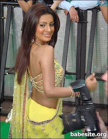 Geeta Basra hot in yellow dress at iifa, Geeta Basra sexy back, Geeta Basra backless photos