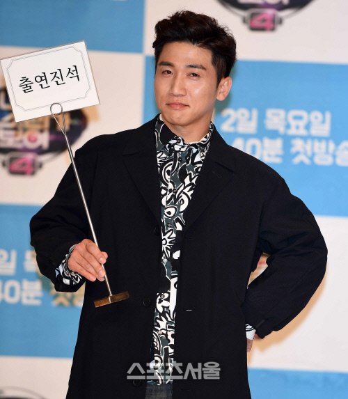 Yoo Se Yoon criticized for using inappropriate word at SM concert