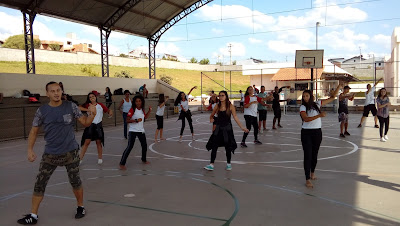 Meus alunos queimam calorias e se divertem com aula de zumba