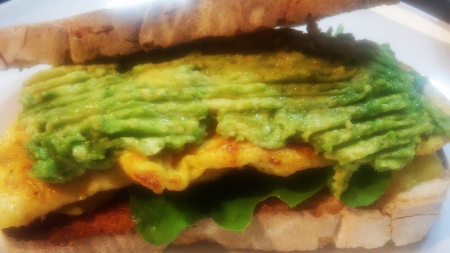 Tostada de pollo al curry con manzana, rúcula y aguacate