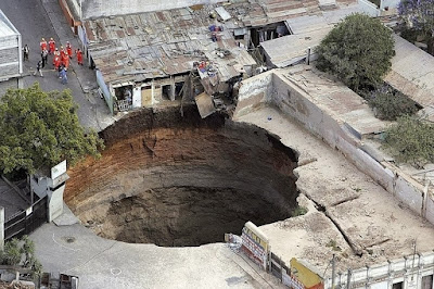 Pernahkah kamu melihat fenomena lubang di permukaan bumi yang dalam Sinkhole Itu Apa?
