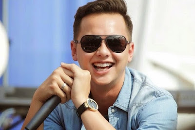 andhika pratama host mc stand up comedy indosiar