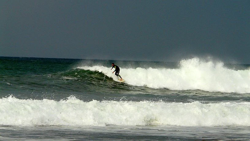 Surf en El Pasillo y el Peñón, playa de Atxabiribil, Sopelana