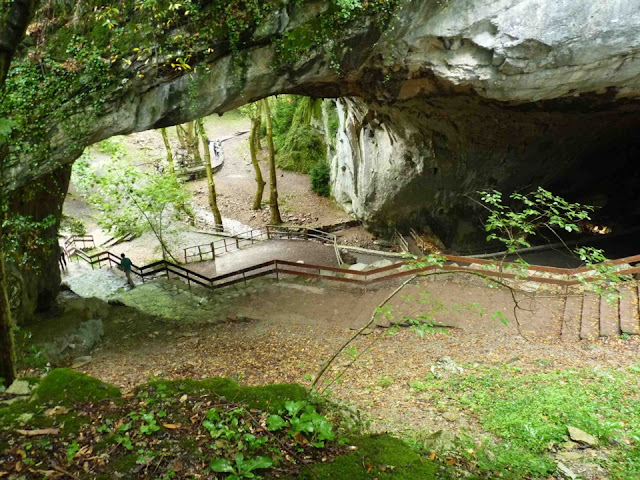 Una de las cavidades de la cueva de Zugarramurdi. https://cronosytopoi.wordpress.com/2013/09/03/un-lugar-en-la-historia-para-las-brujas/ Zugarramurdi (Navarra).