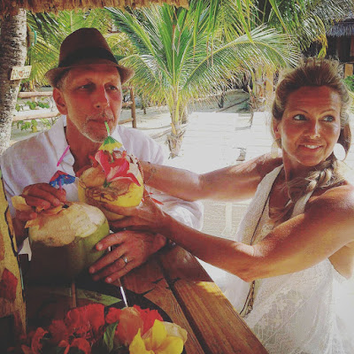 Remax Vip Belize : Couple drinking coconut water