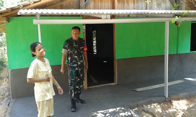 SENYUMAN KHAS BU SUSI SANTI UNTUK TNI SAAT SELESAI PUGAR RUMAHNYA