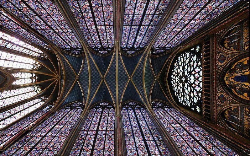 Sainte-Chapelle: panorâmica permite apreciar a caixa de vitrais que forma a capela