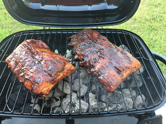 The finished BBQ ribs on the charcoal grill.