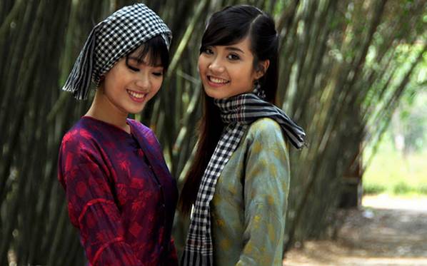 The Bandana (Black and White Scarf) and Áo Bà Ba (Vietnamese Silk Ensemble) The Bandana (Black and White Scarf) and Áo Bà Ba (Vietnamese Silk Ensemble)