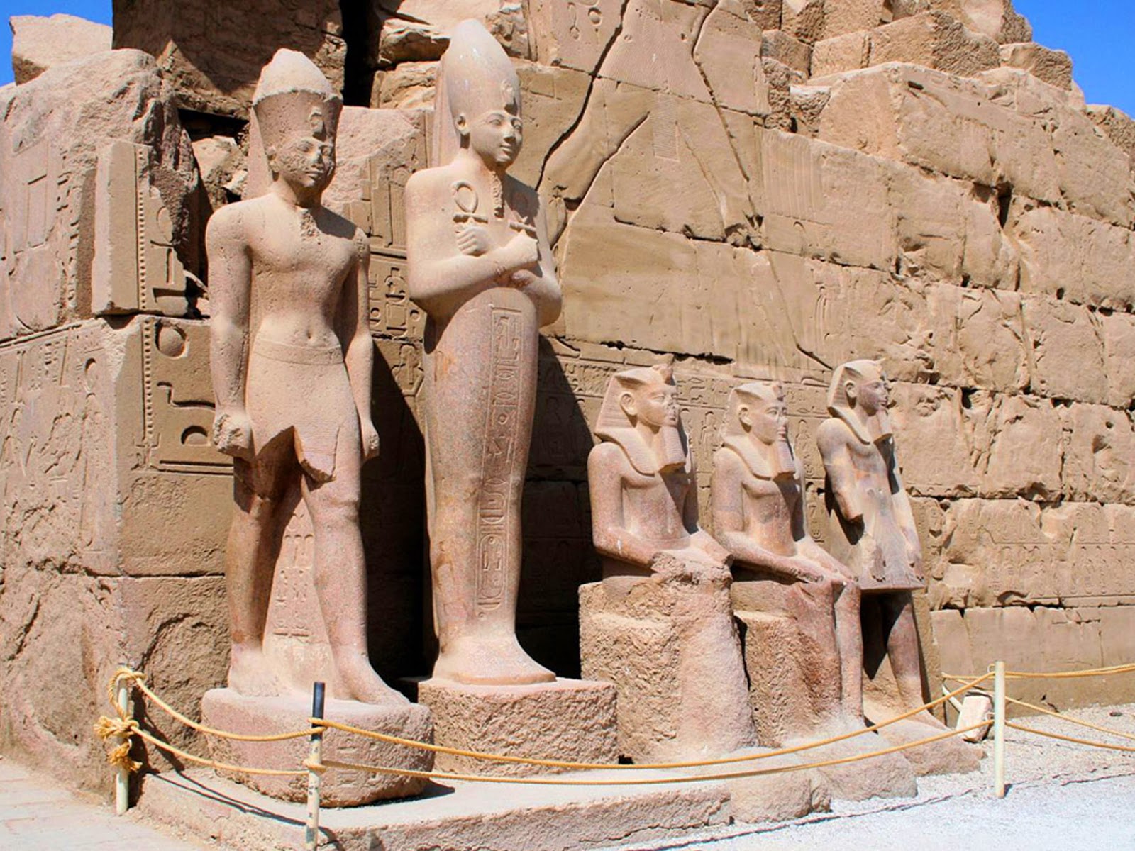Какие подарки делали фараоны богам в храмах. Луксорский храм Египет скульптура. Карнакский храм статуи Рамзеса. Статуя Рамзеса 2 в Карнаке Египет. Статуи фараонов Луксор.