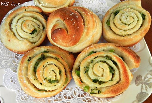 above photo of Chive Garlic and Herb Rolls on a plate 