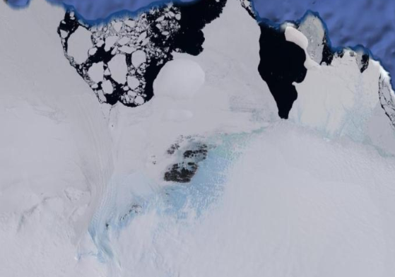 The mountain range where the object was found lies on Antarctica‘s northern coast near Australia. The mountain range where the object was found lies on Antarctica‘s northern coast near Australia.