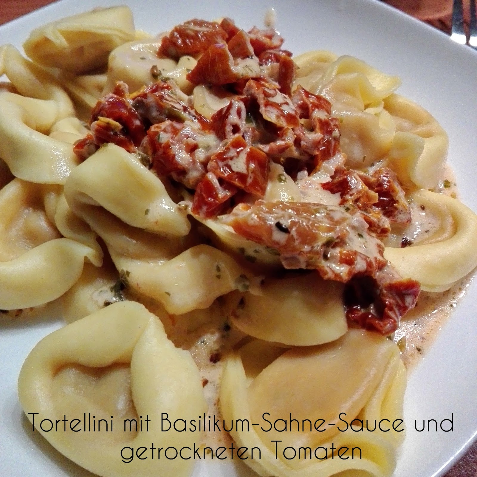 Lucciola: [Food] Tortellini mit Basilikum-Sahne-Sauce und getrockneten ...