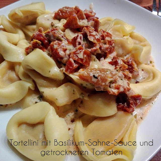 Tortellini mit Basilikum-Sahne-Sauce und getrockneten Tomaten