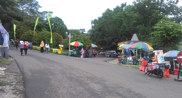 Suasana Persimpangan menuju Taman dan Wahana Air