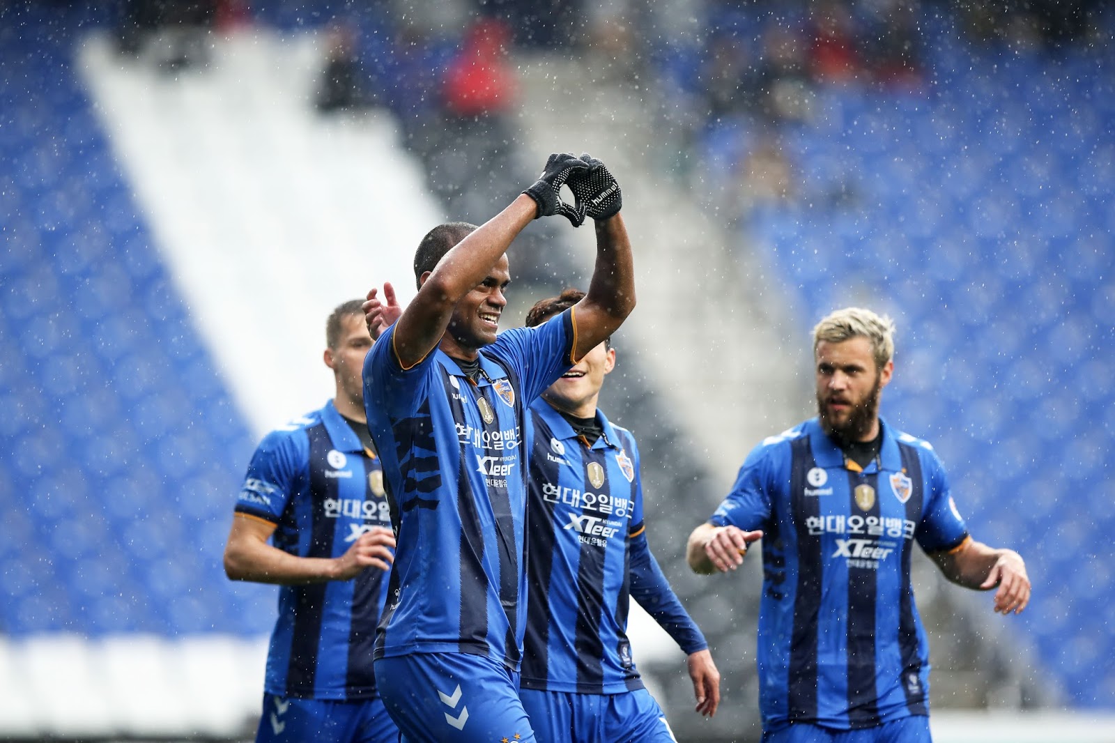 ульсан футбольный клуб. инчхон юнайтед ульсан хендай. инчхон фильм 1982. канвон фк. инчхон юнайтед ульсан хендай.