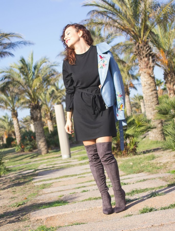 melange_boutique_fashion_blog_de_moda_look_vestido_negro_botas_mosqueteras_chaqueta_biker_bordada_zara_zaful