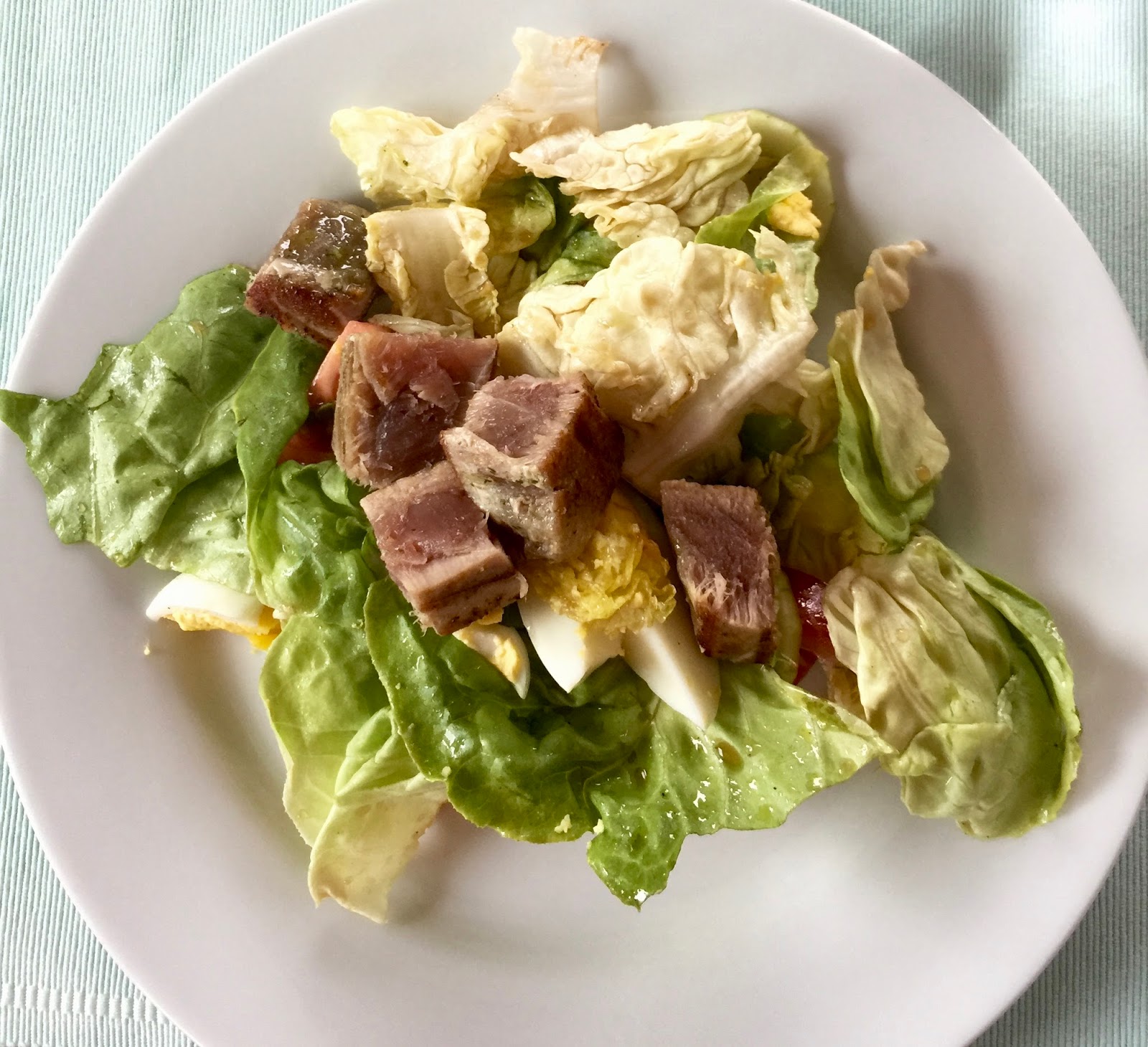 views-by-A: Salat mit kurz gebratenem Thunfisch