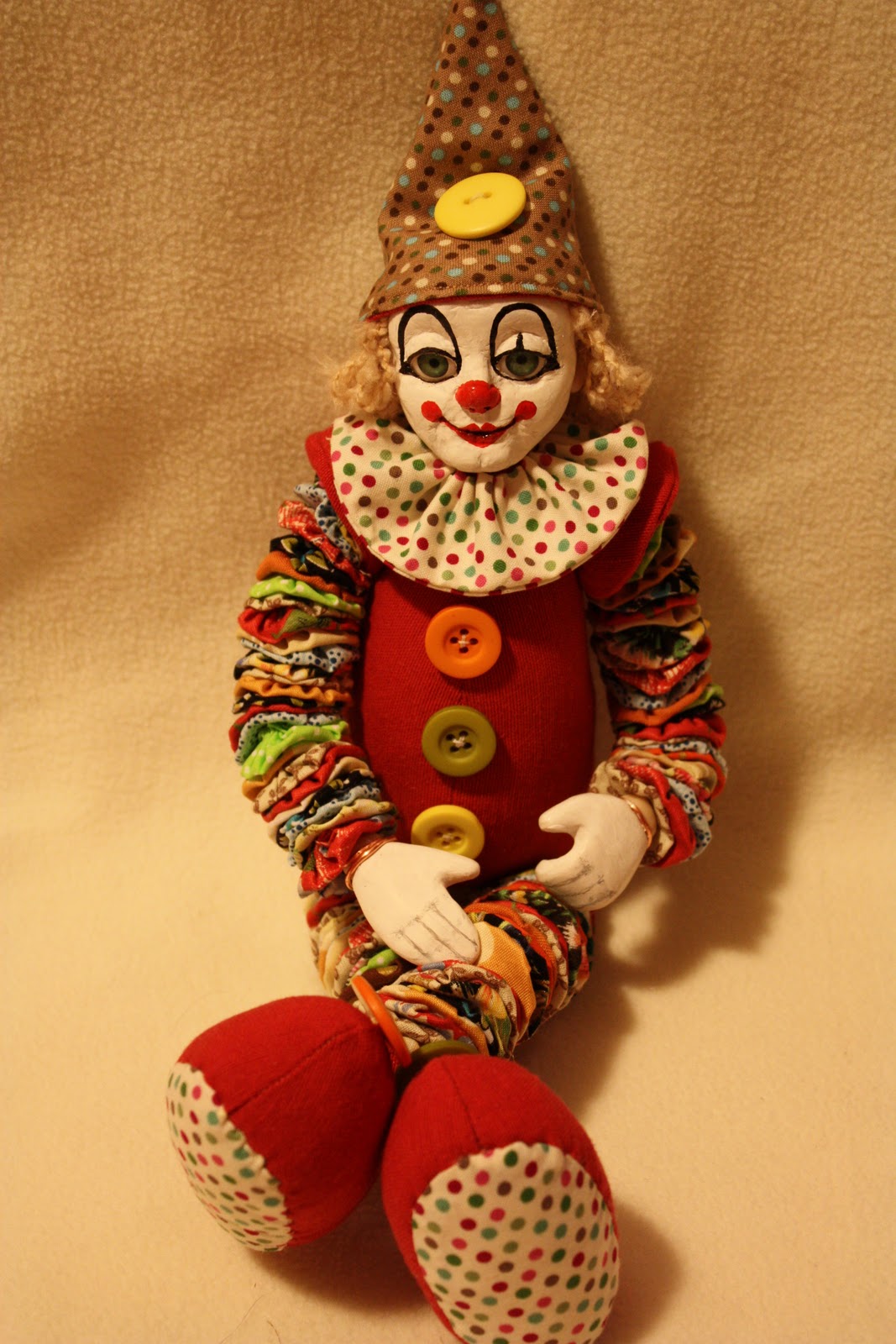 Клоуны сшить. Клоун из ткани. Игрушка клоун своими руками. Клоун из ткани мастер класс. Клоун из лоскутков.