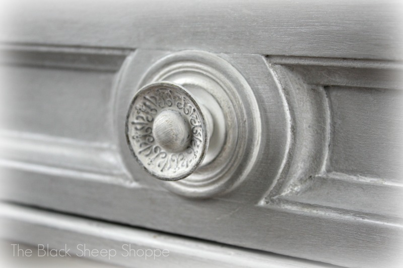 Gorgeous details on the drawer knobs! Gorgeous details on the drawer knobs!