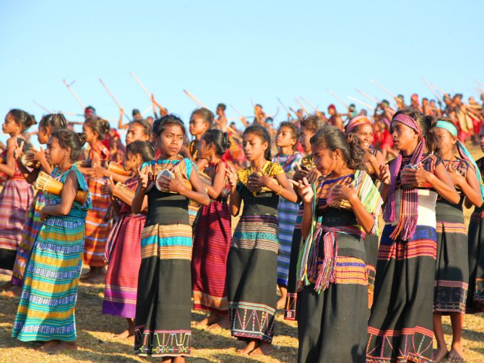 Penuangan Unsur Budaya dalam Bentuk Seni Seni Rupa dan
