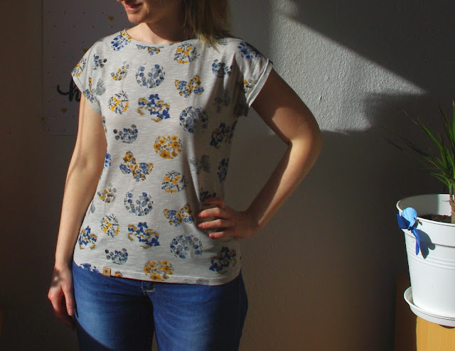 Kimono Tee - Schnittmuster für Frauen (Freebook) von MariaDenmark Frau mit Shirt Kimonotee aus Jersey Grau mit Blumen Schnittmuster (Freebook) von MariaDenmark selbst genähtes Damen Oberteil