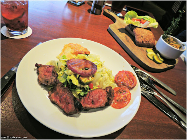 Menú Dine Out Seasons 52: Grilled Flat Iron Steak Salad