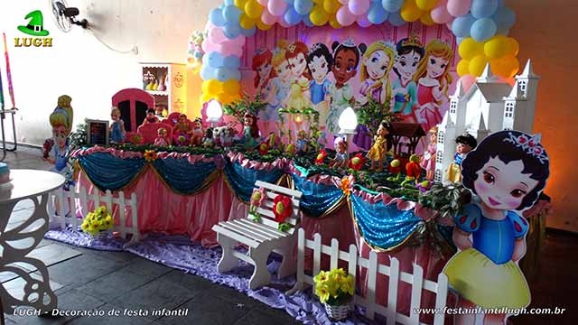 Decoração de mesa infantil Princesas Baby Disney forrada com toalha de pano