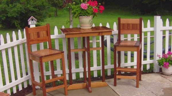 Table made of wood &#8211; set design and classic!