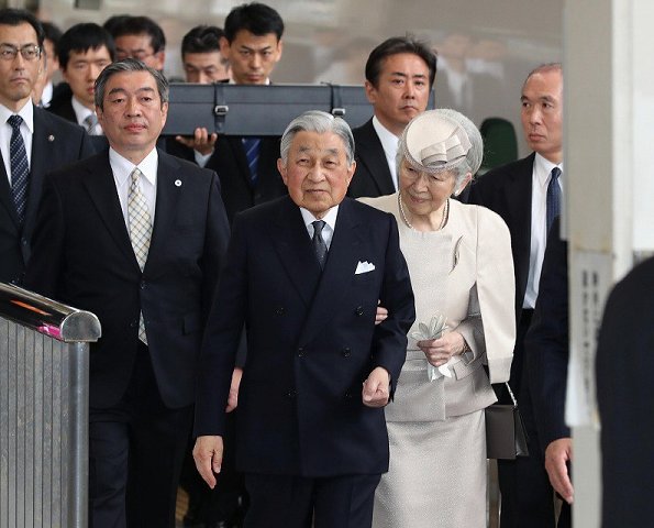 Emperor-Akihito-and-Empress-Michiko-3.jpg