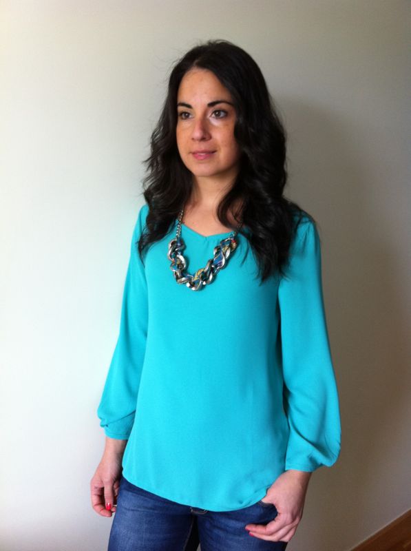 outfit blusa azul turquesa