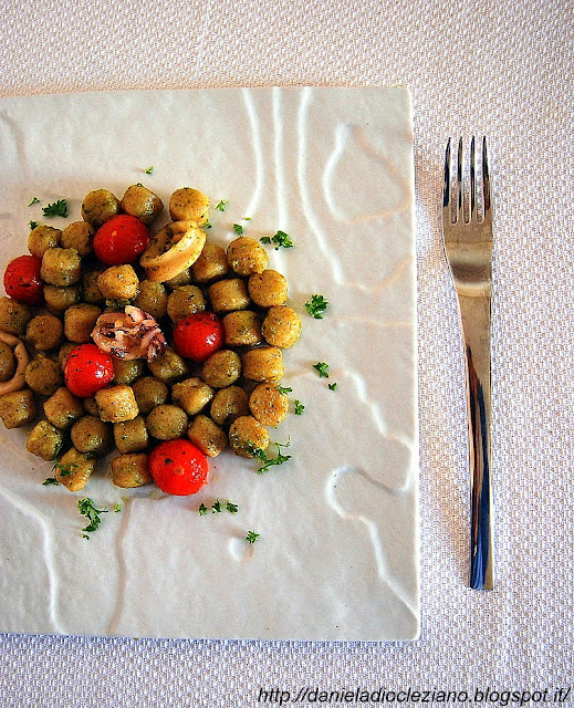 gnocchi integrali bio con calamari, pomodorini caramellati e pesto