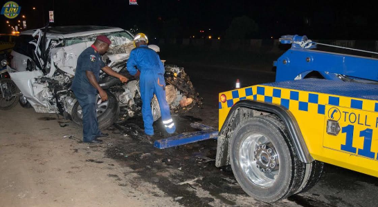 000 Photos: One dies as Range Rover rams into a parked trailer along Lagos-Ibadan expressway