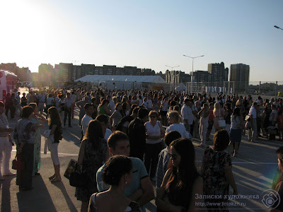Зрители перед стадионом Казань-арена