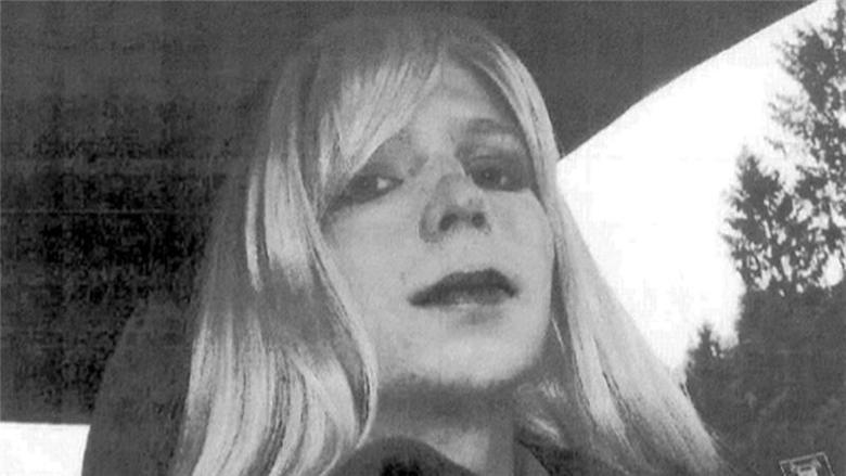 Fonte do WikiLeaks deve passar por cirurgia de readequação sexual após greve de fome Fonte do WikiLeaks deve passar por cirurgia de readequação sexual após greve de fome