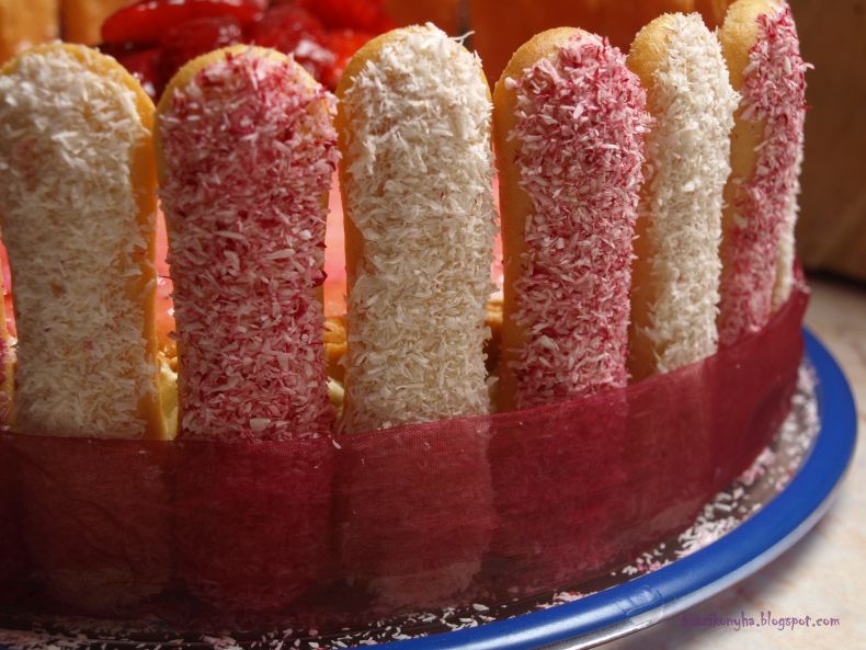 Sugarfree Vanilla Cake With Strawberries Sugarfree Vanilla Cake With Strawberries