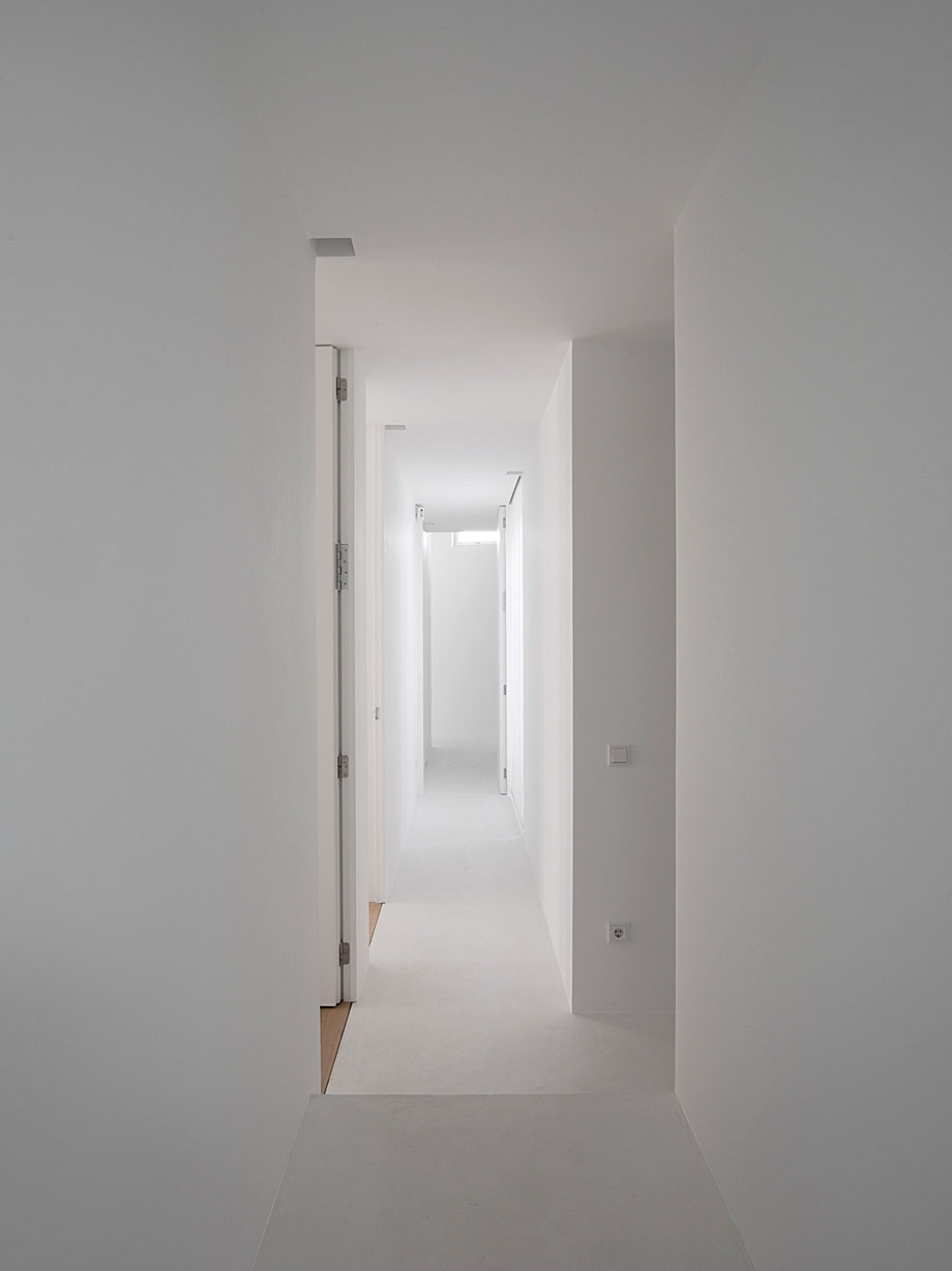 Marzua: Minimalismo acogedor en Madrid por Wespi de Meuron Romero y Abaton