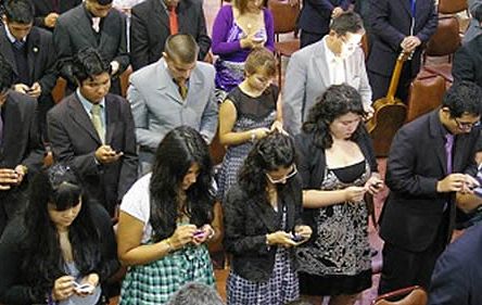 Iglesia realiza culto con uso de la tecnología