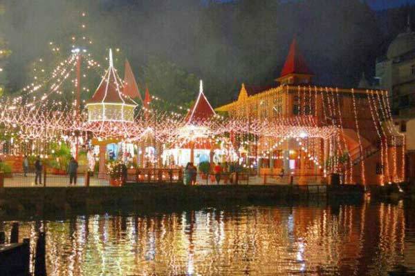 नैना देवी मंदिर नैनीताल में, नैनी झील के उत्त्तरी किनारे पर नैना देवी मंदिर स्थित है