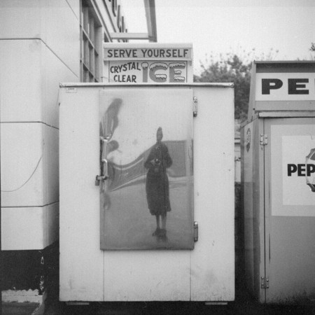 Foto por Vivian Maier - autorretrato | fotografia vintage photos, black and white photography inspiration | art Selecta Photo by Vivian Maier | imagenes en blanco y negro, cool vintage pics, pictures