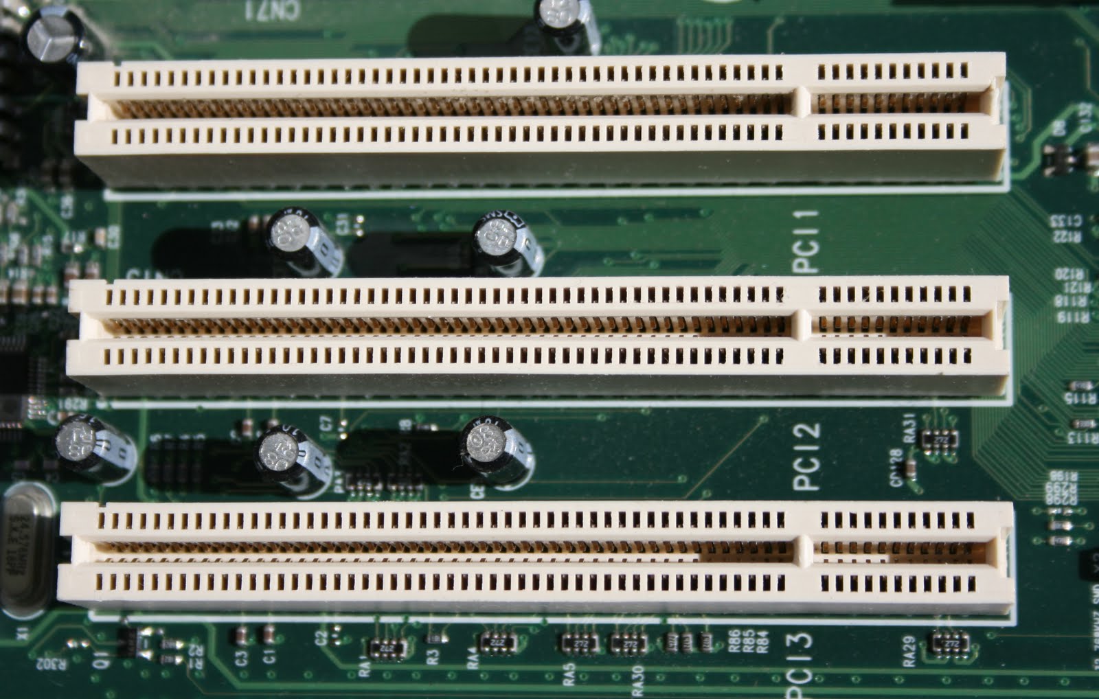 External Slots COMPUTERHWS: EXPANSION SLOTS ON THE MOTHERBOARD