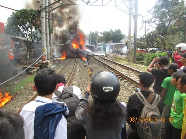  Foto  Foto  Live Saat Terjadinya Tabrakan Kereta Api Dengan 